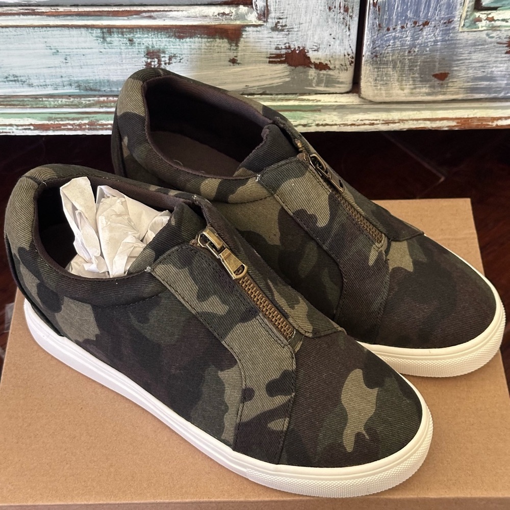 LA SHEELAH CAMOUFLAGE BOOTIE 7.5 NIB